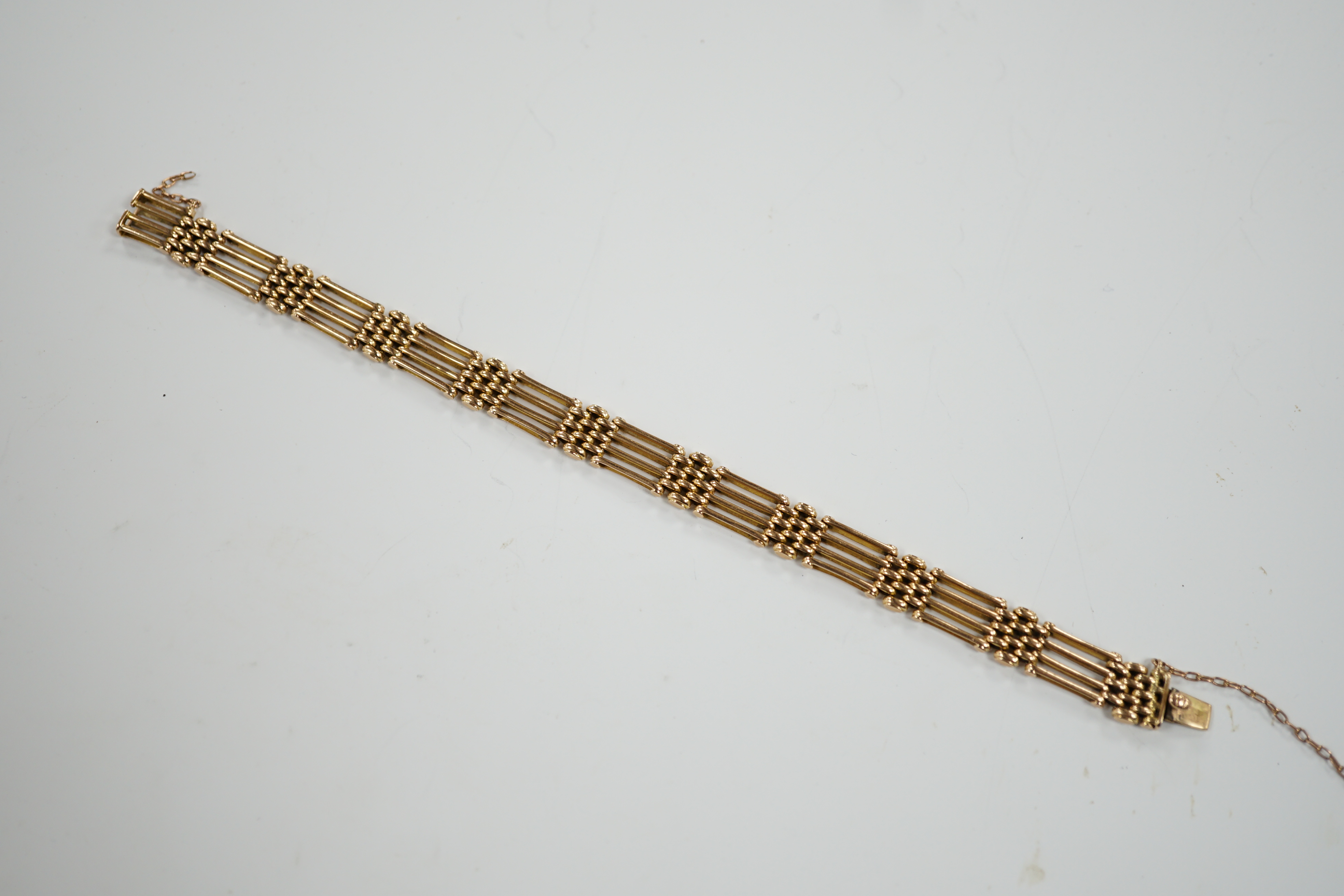 An Edwardian 15ct gate link bracelet, 19cm